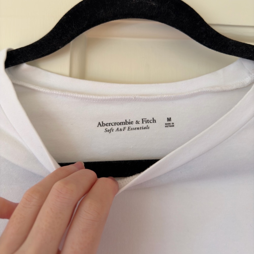 A&F Essential Tee - Picture 2 of 3